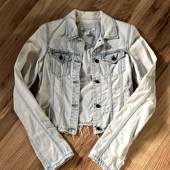 Abercrombie & Fitch Jackets & Blazers - Abercrombie & Fitch whitewashed Jean jacket Medium overly long sleeves raw edges